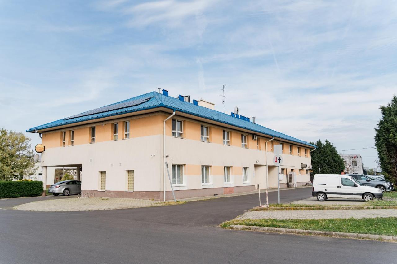 Panorama Hotel Bekescsaba Buitenkant foto
