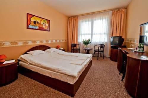 Panorama Hotel Bekescsaba Buitenkant foto